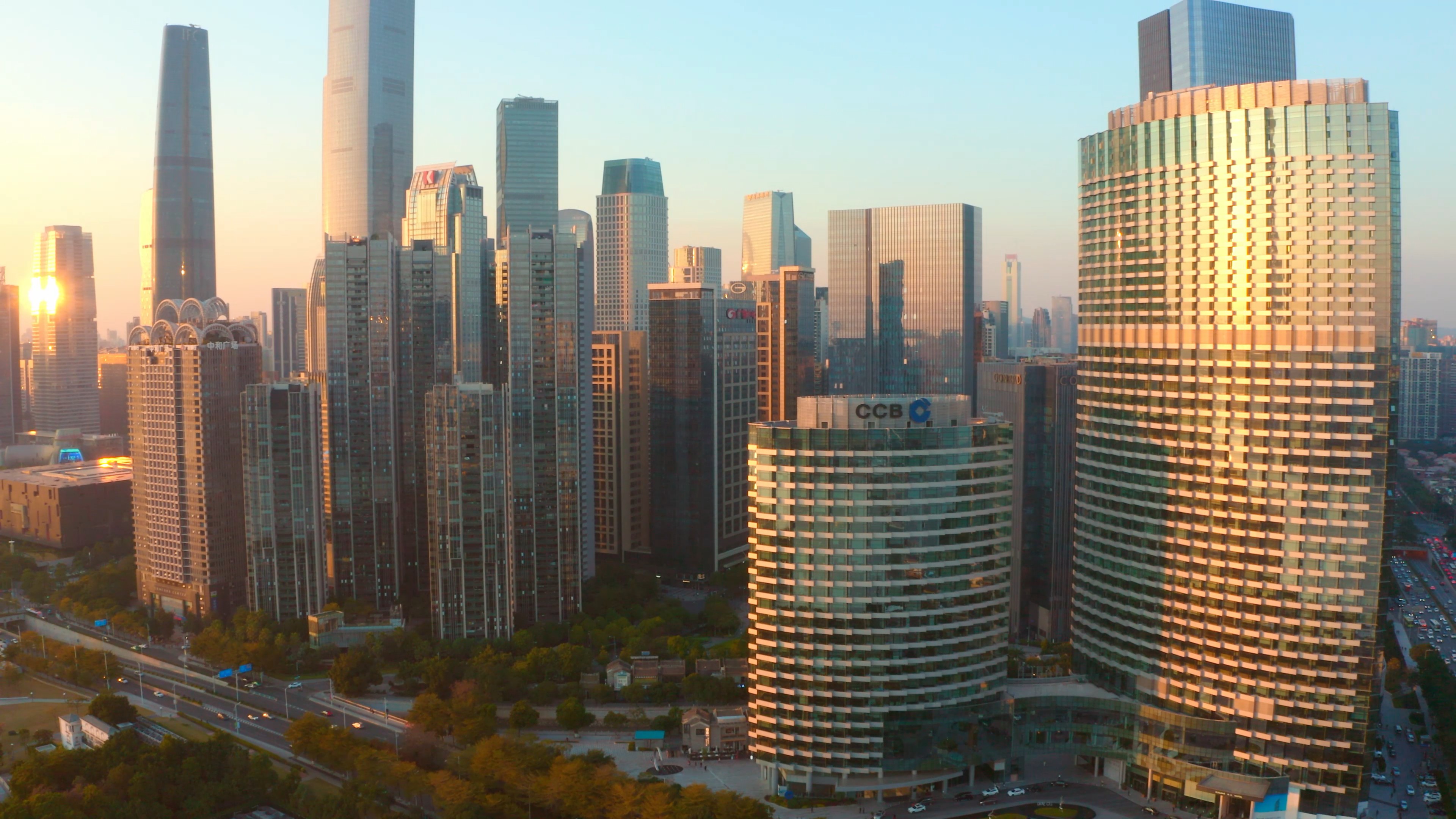 4K航拍广州夕阳下CBD城市建筑视频素材视频的预览图