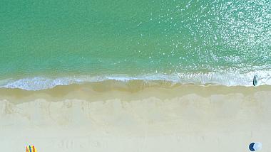 4K航拍蓝色大海海边海浪击打沙滩视频素材视频的预览图