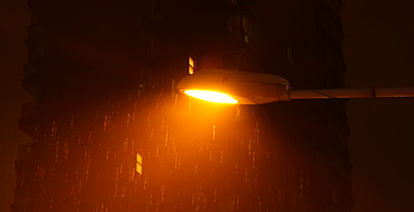 4K雨夜路灯飘雨雨滴夜晚路灯空镜人文意境视频视频的预览图