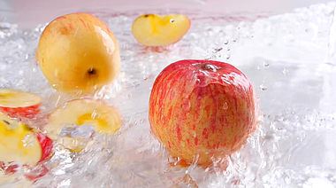 1080升格富士切块苹果苹果新鲜水果入水特写商业广告视频视频的预览图