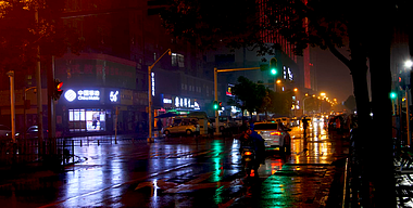 4K雨夜红绿灯交通车流视频视频的预览图