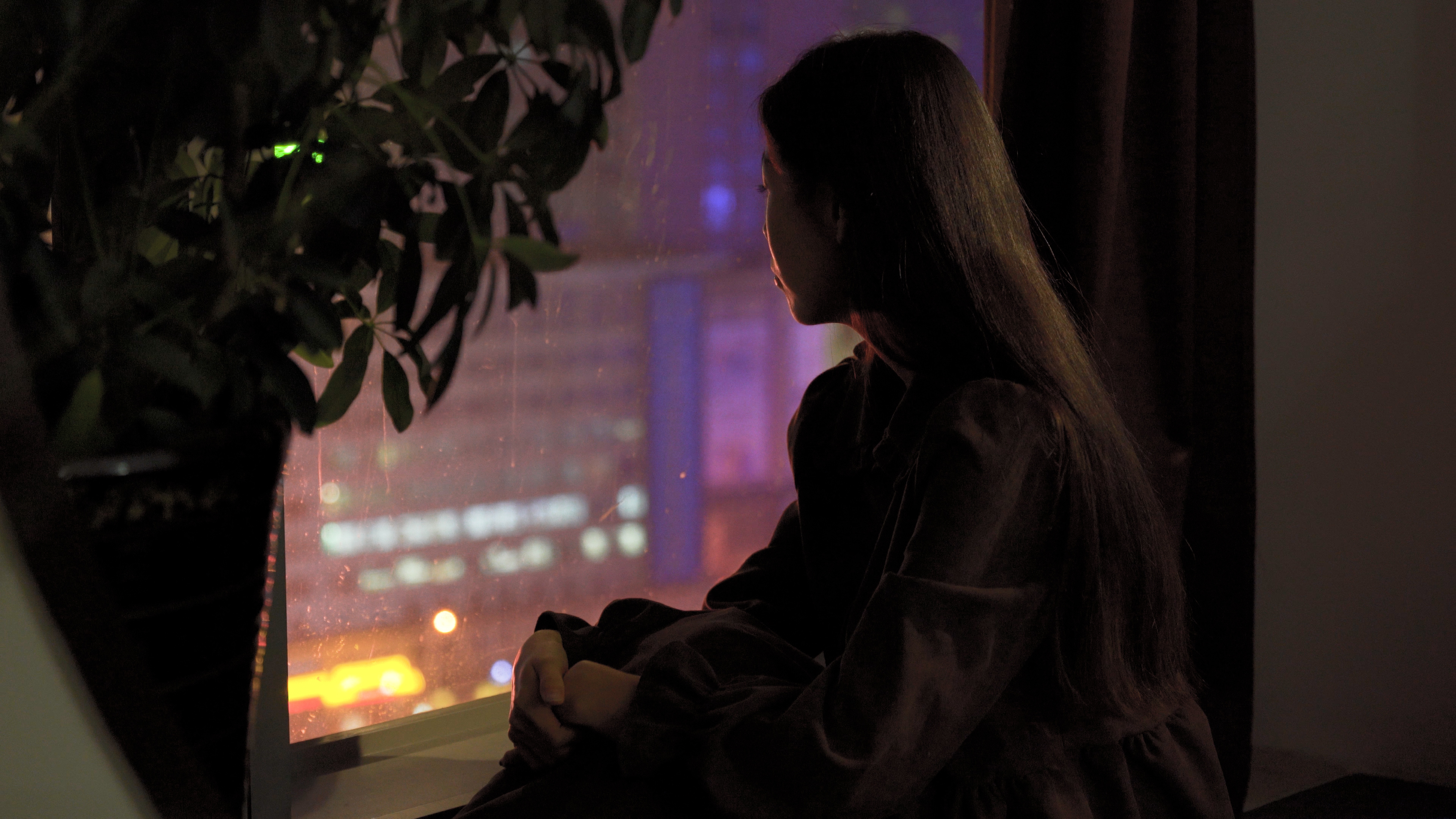 4K年轻女性窗前沉思远眺人文意境视频空镜视频的预览图