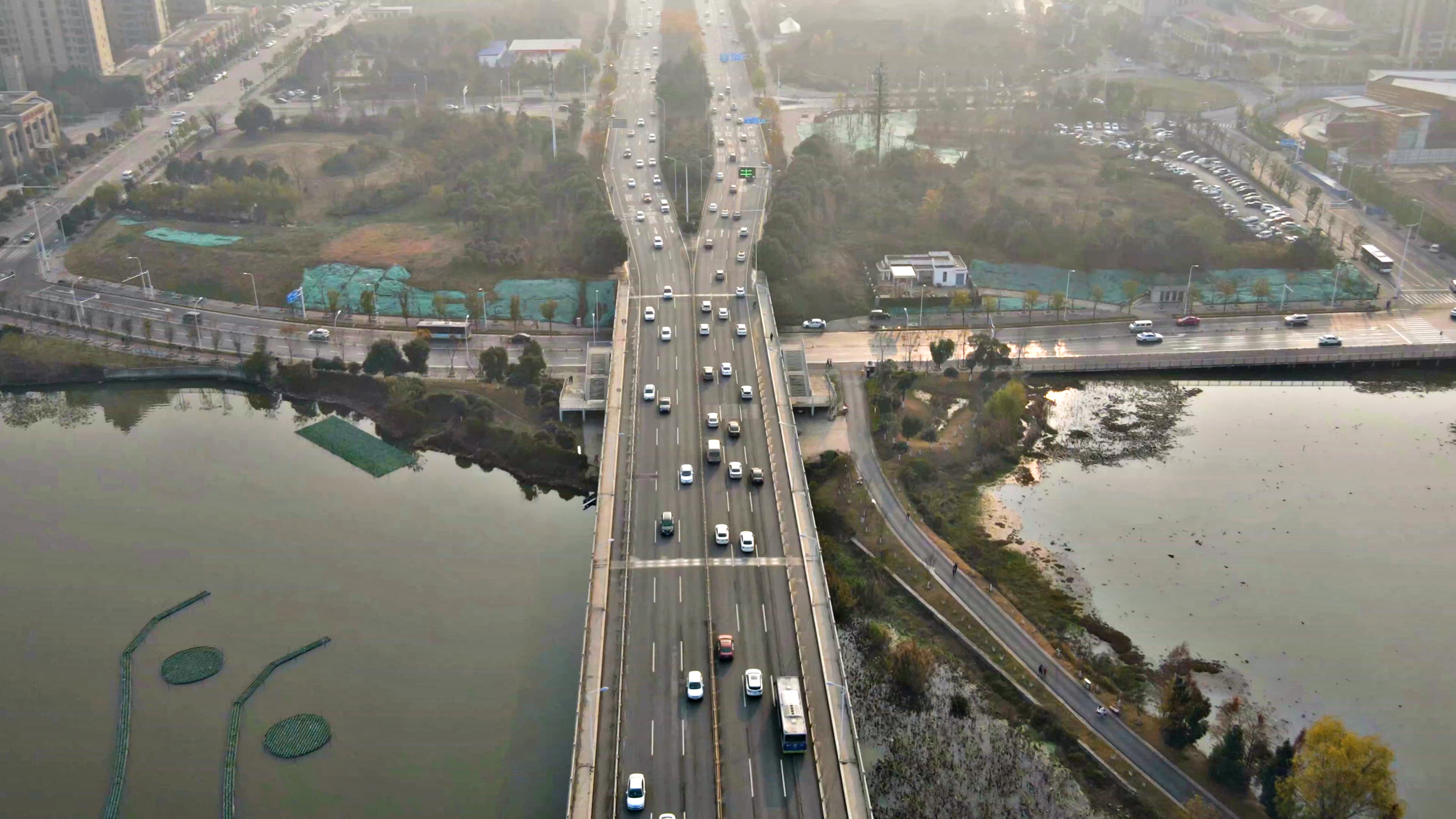4K城市车流航拍移动延时高架桥视频的预览图