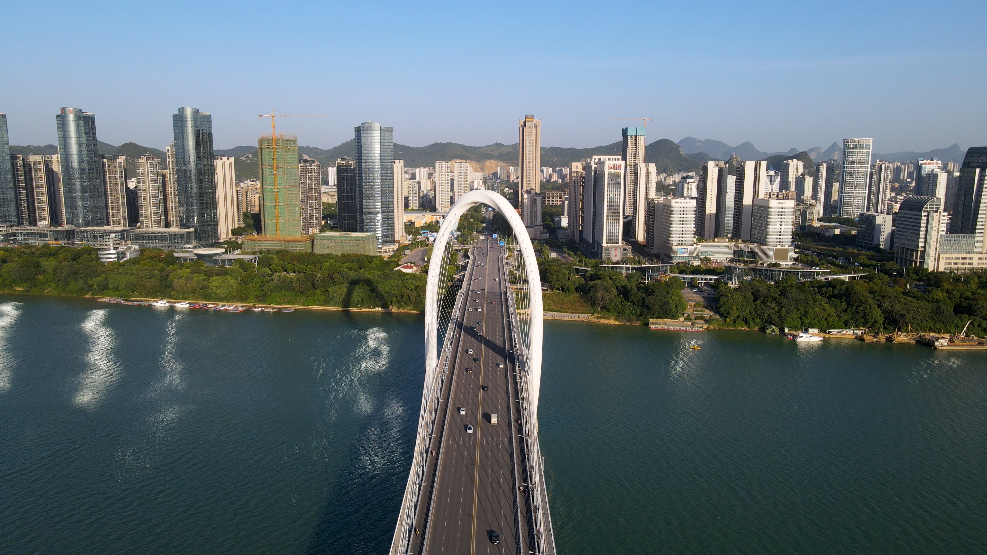 4K航拍城市跨河桥梁视频的预览图