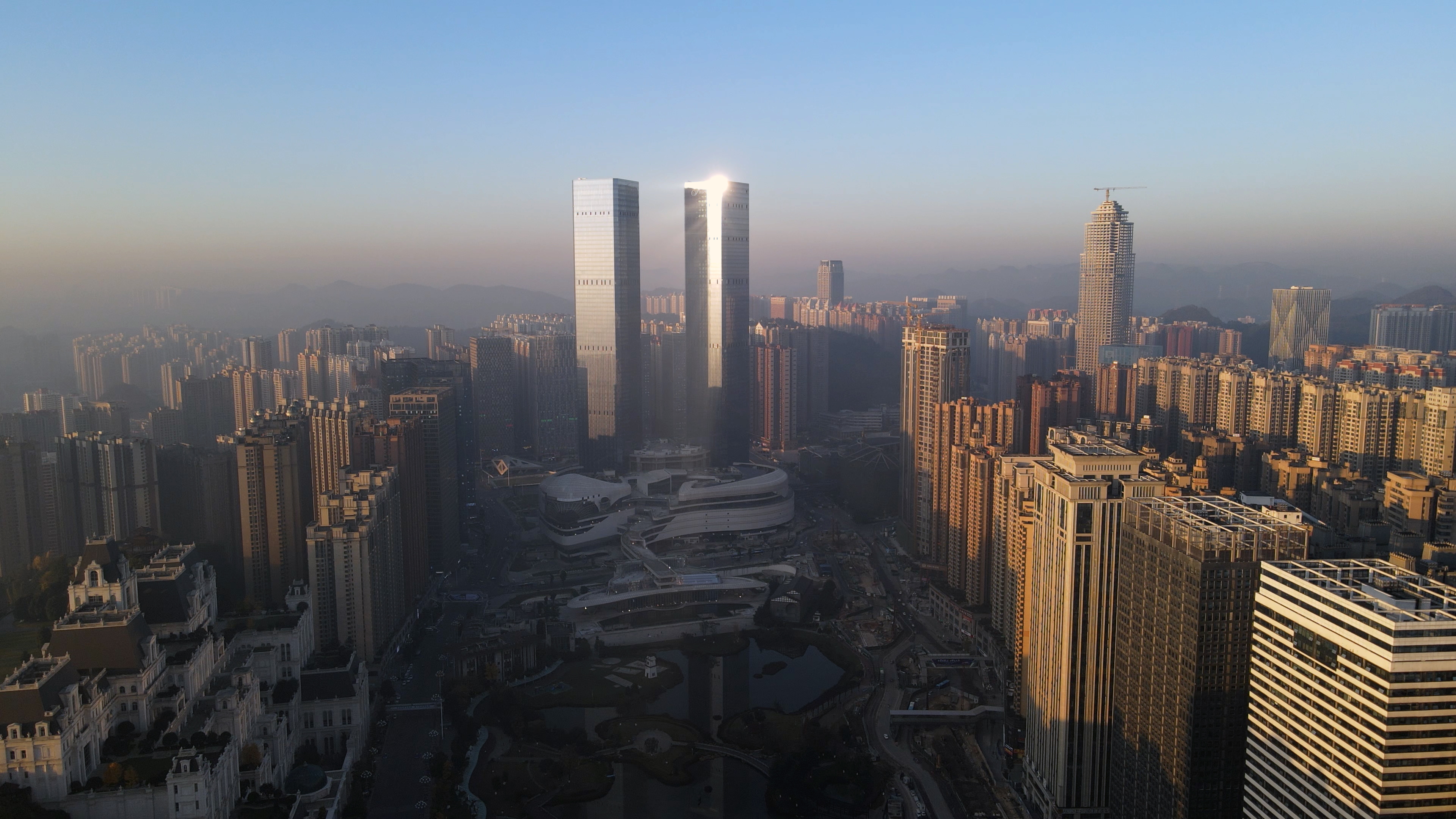 4K航拍中国贵阳城市清晨视频的预览图