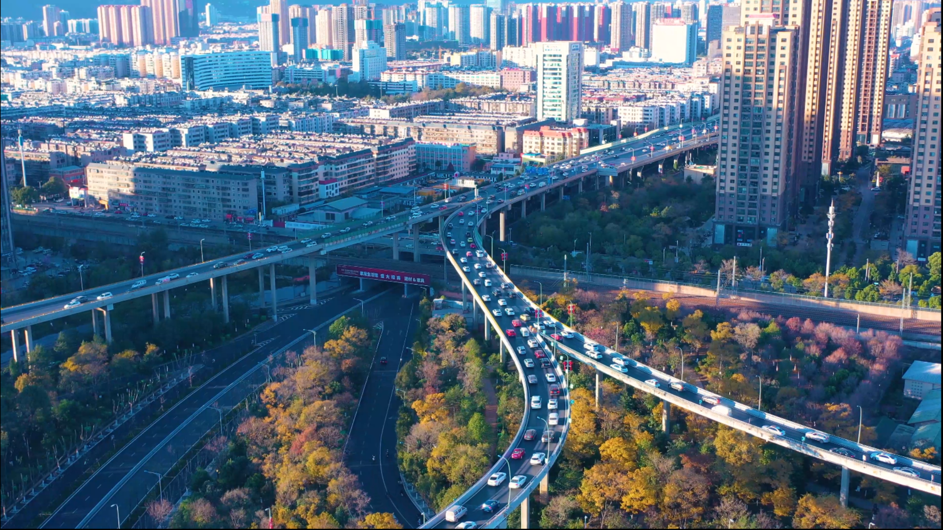 4k昆明城市公路交通明波立交桥车流视频的预览图