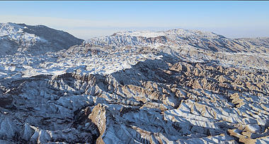4k航拍雪山雪后甘肃西北平山湖大峡谷雪山视频的预览图