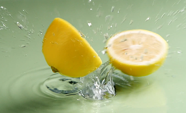升格柠檬新鲜水果黄柠檬落水视频的预览图