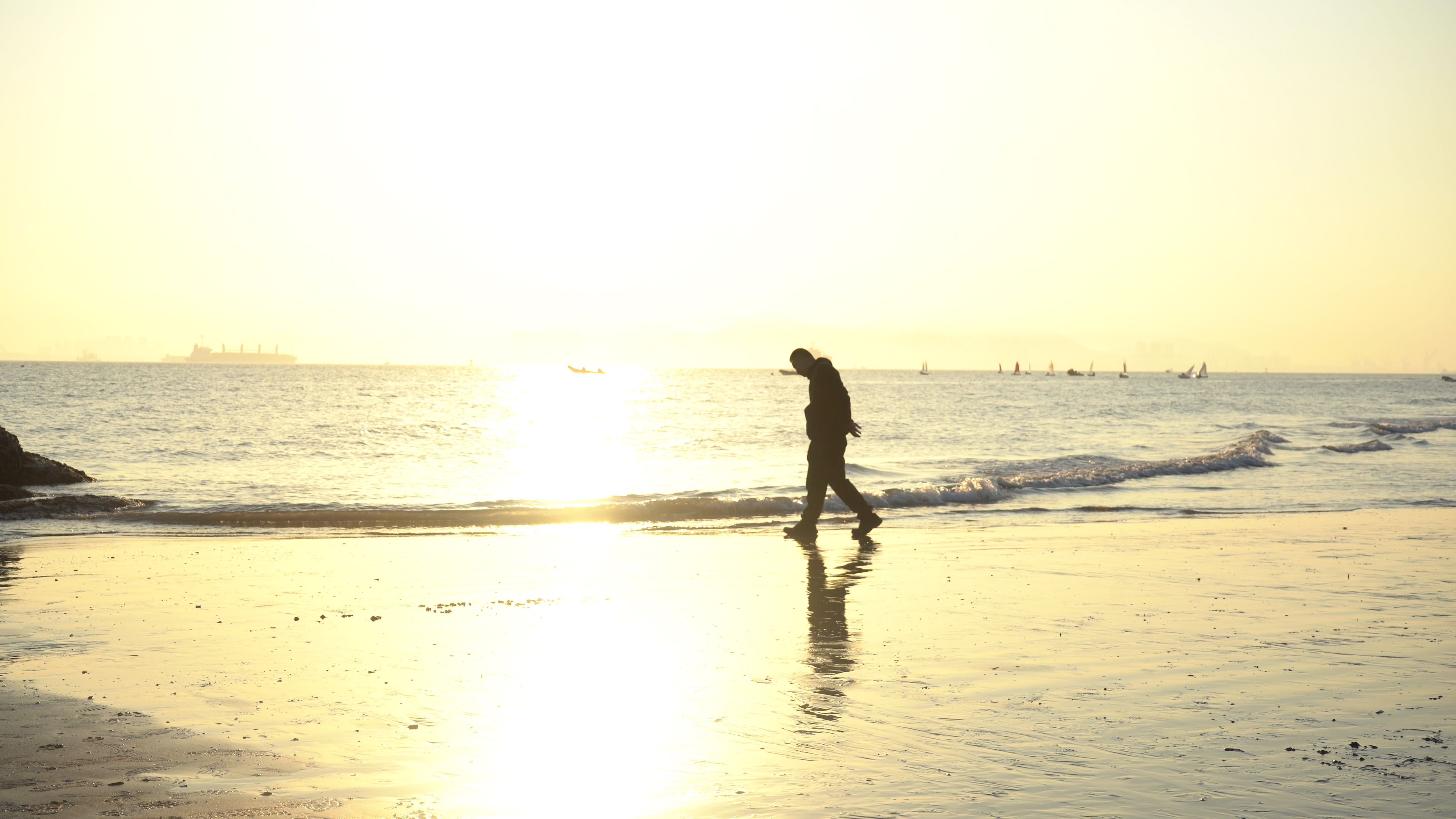 4K落日夕阳老人行走在逆光海滩视频的预览图
