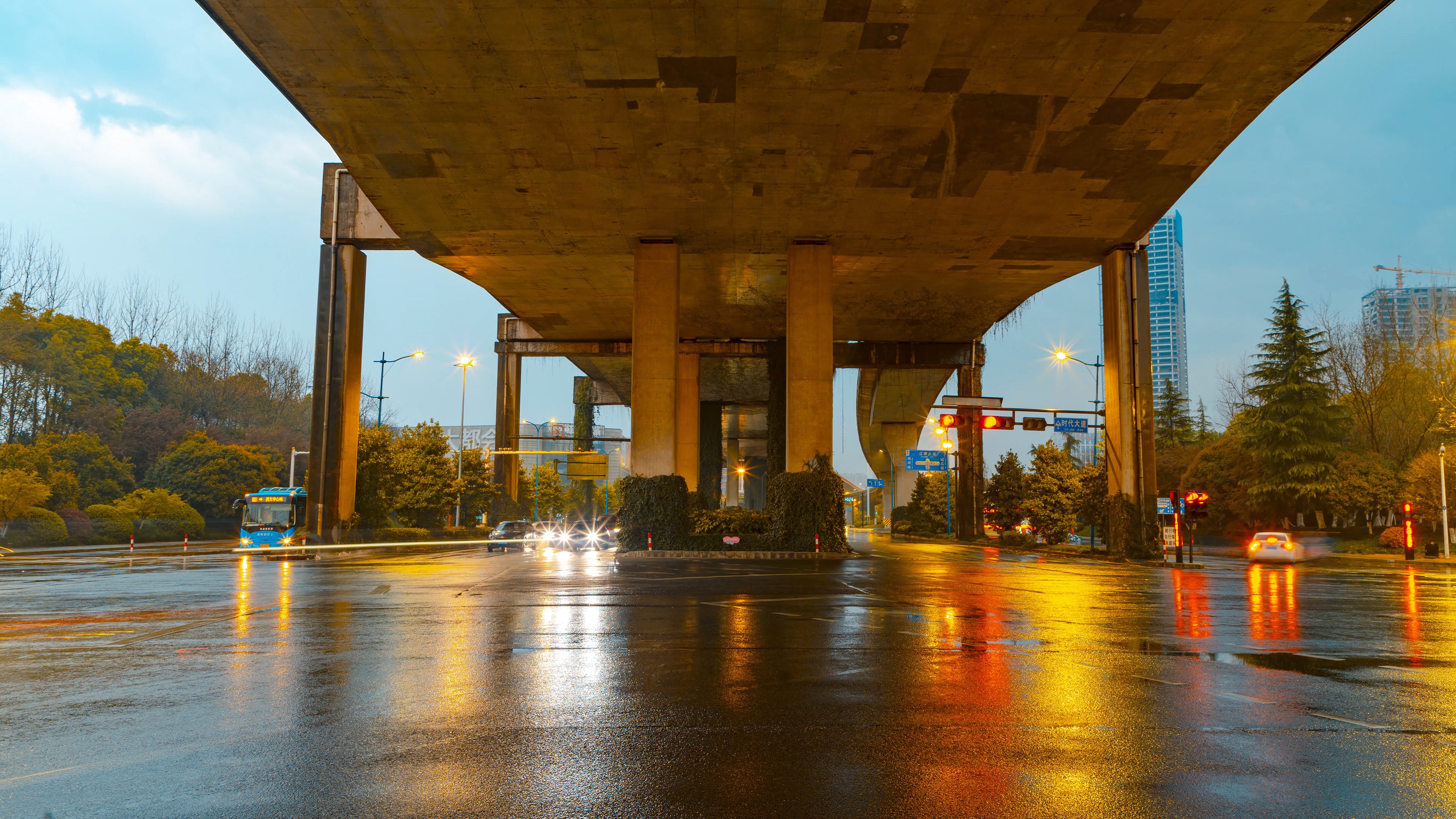 8K延时雨天城市天桥车流灯光夜景视频的预览图