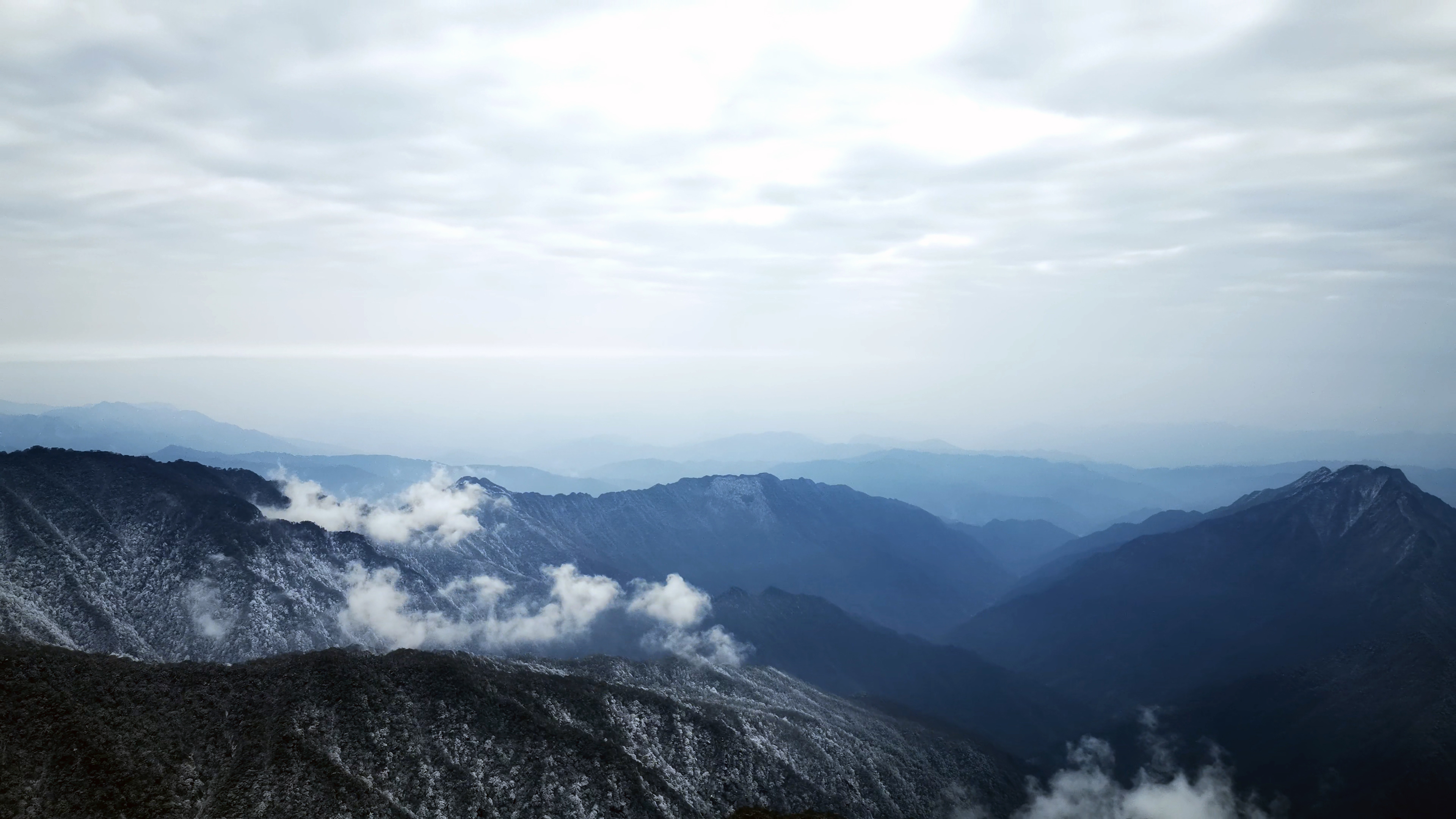 高山雪景云雾延时摄影视频的预览图
