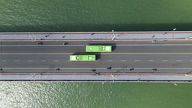 俯拍桥上行驶的公交车视频的预览图