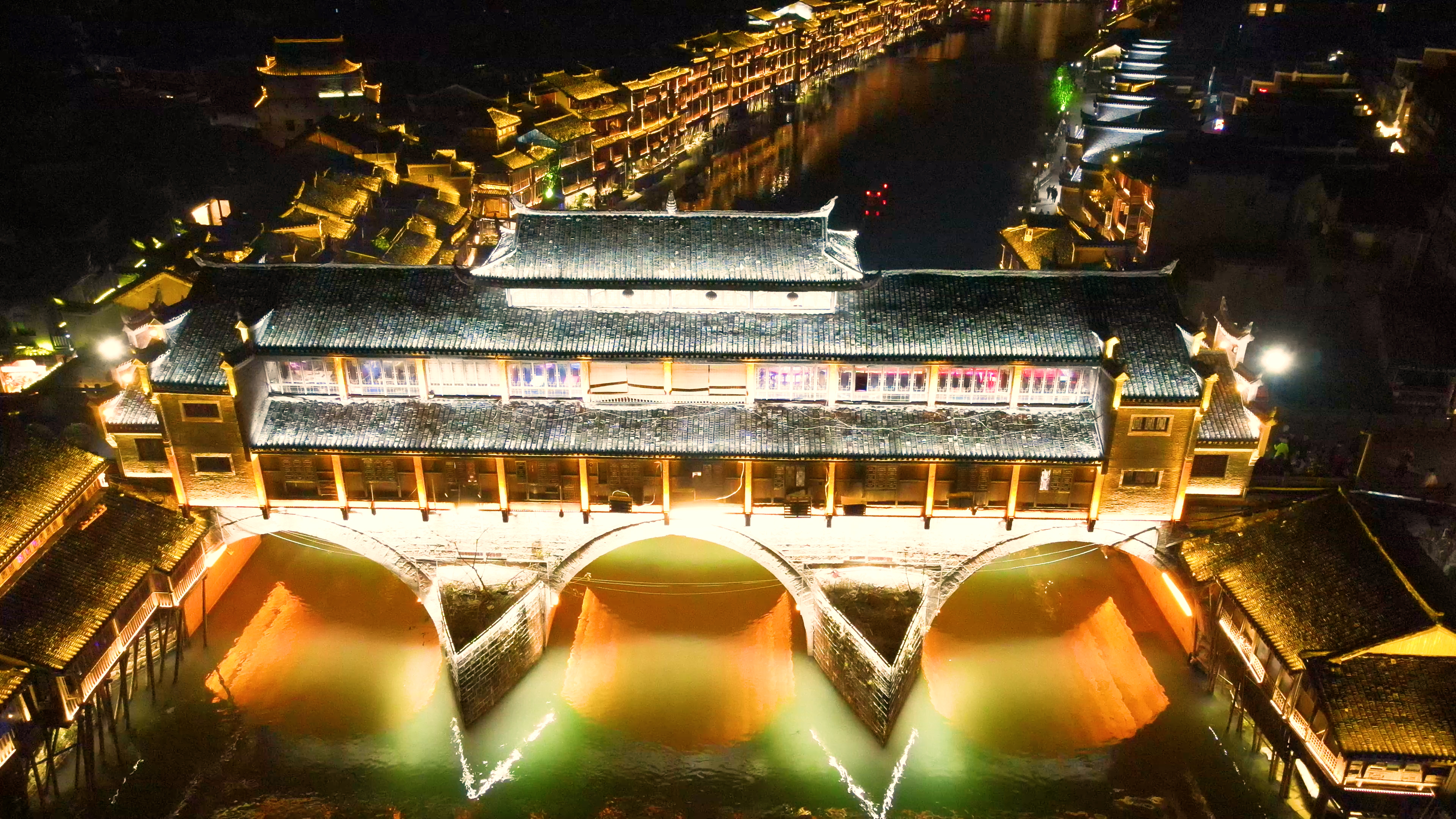 航拍湖南凤凰古镇夜景视频的预览图