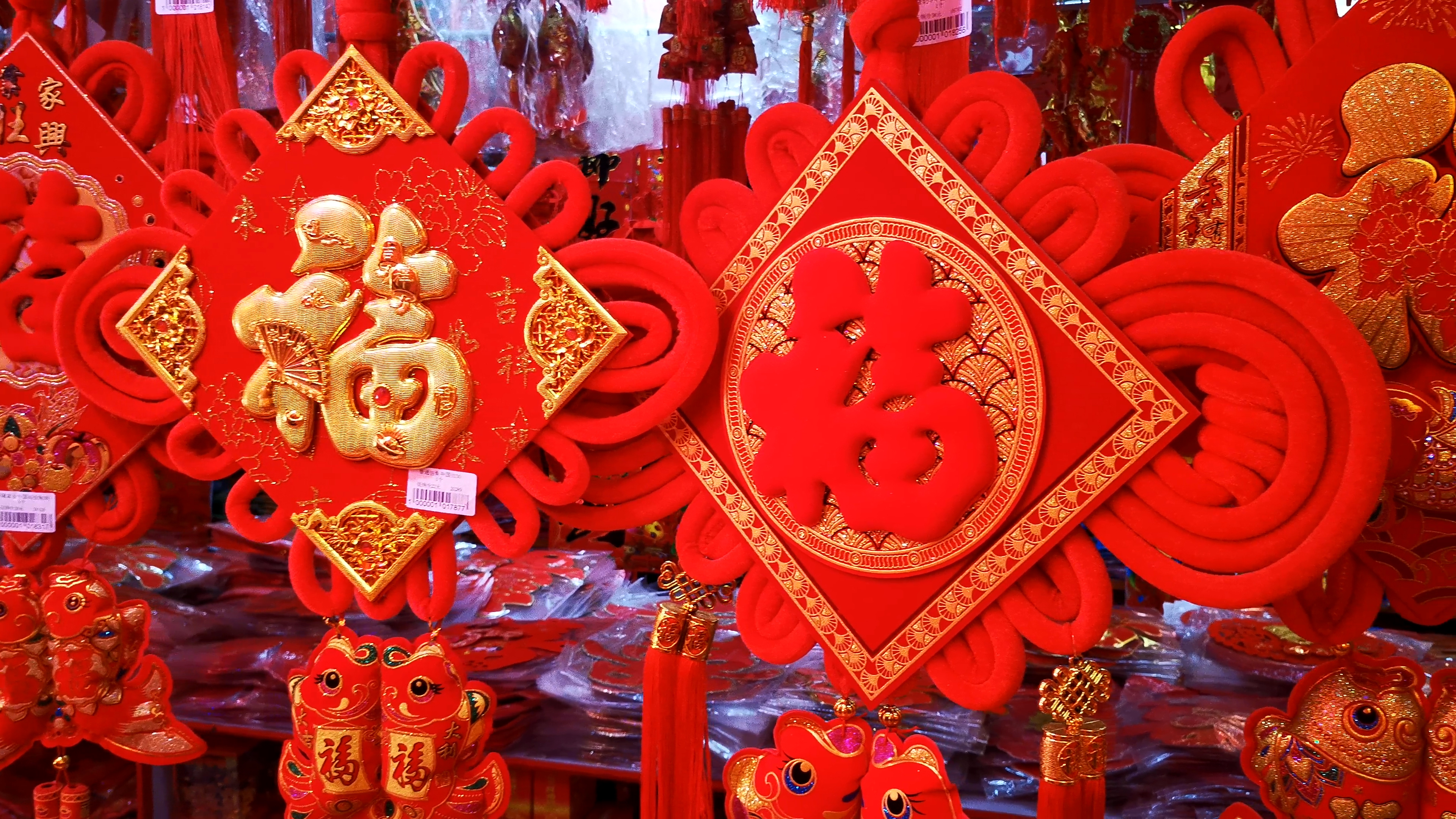 4K实拍喜庆中国春节年货装饰中国结视频的预览图