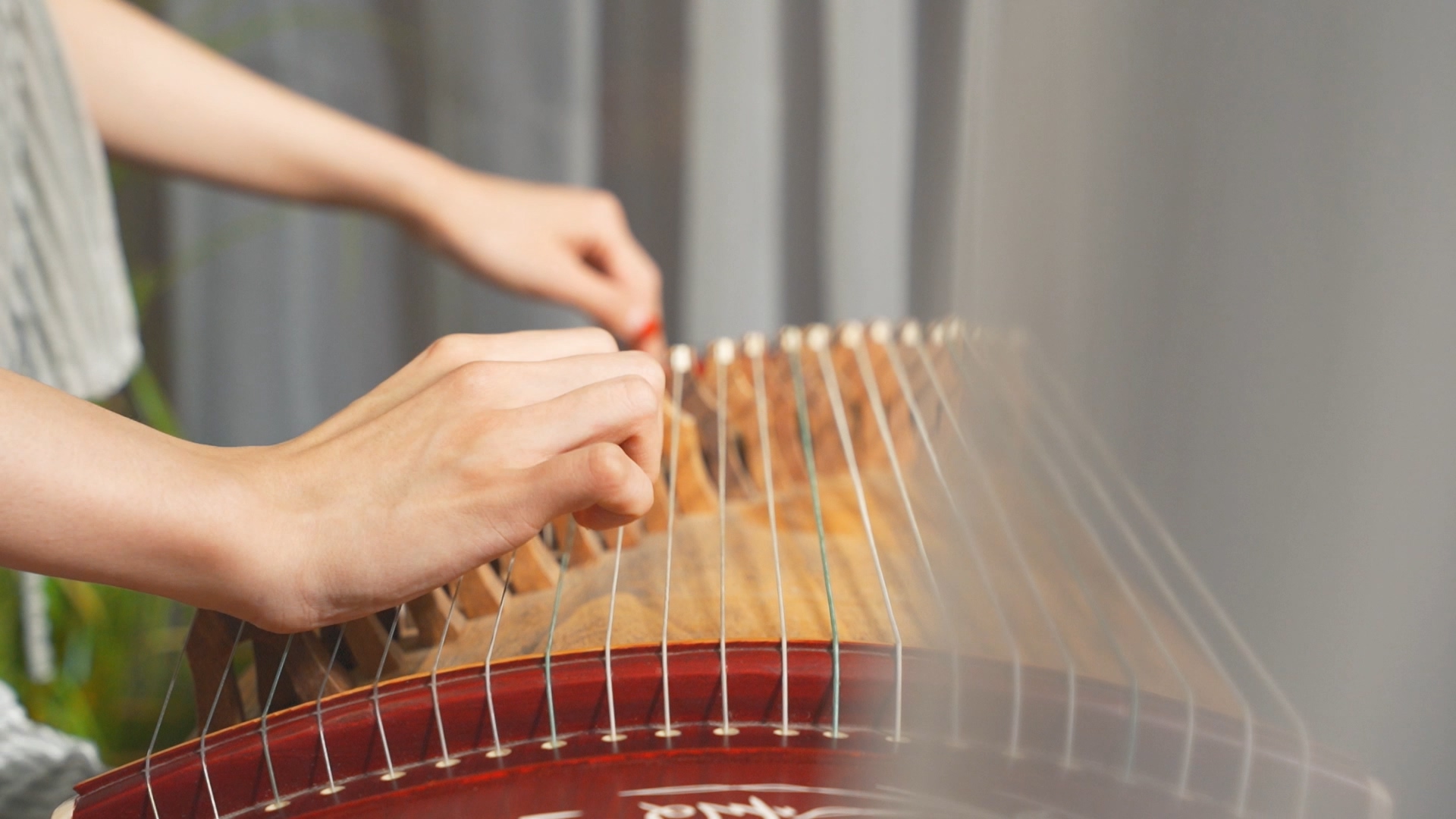 女性手指弹拨演奏古筝视频的预览图