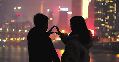 4K实拍夜晚下情侣用手比心视频素材情人节视频的预览图