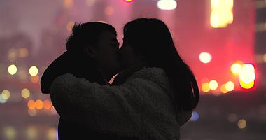 4K实拍情侣拥抱亲吻视频素材情人节视频的预览图