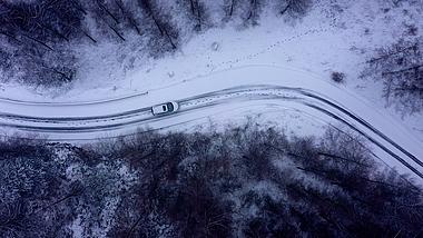4K航拍雪地里雪景汽车行驶在雪地里视频视频的预览图