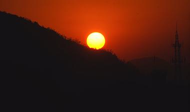 实拍4k太阳下山日落延时素材视频的预览图