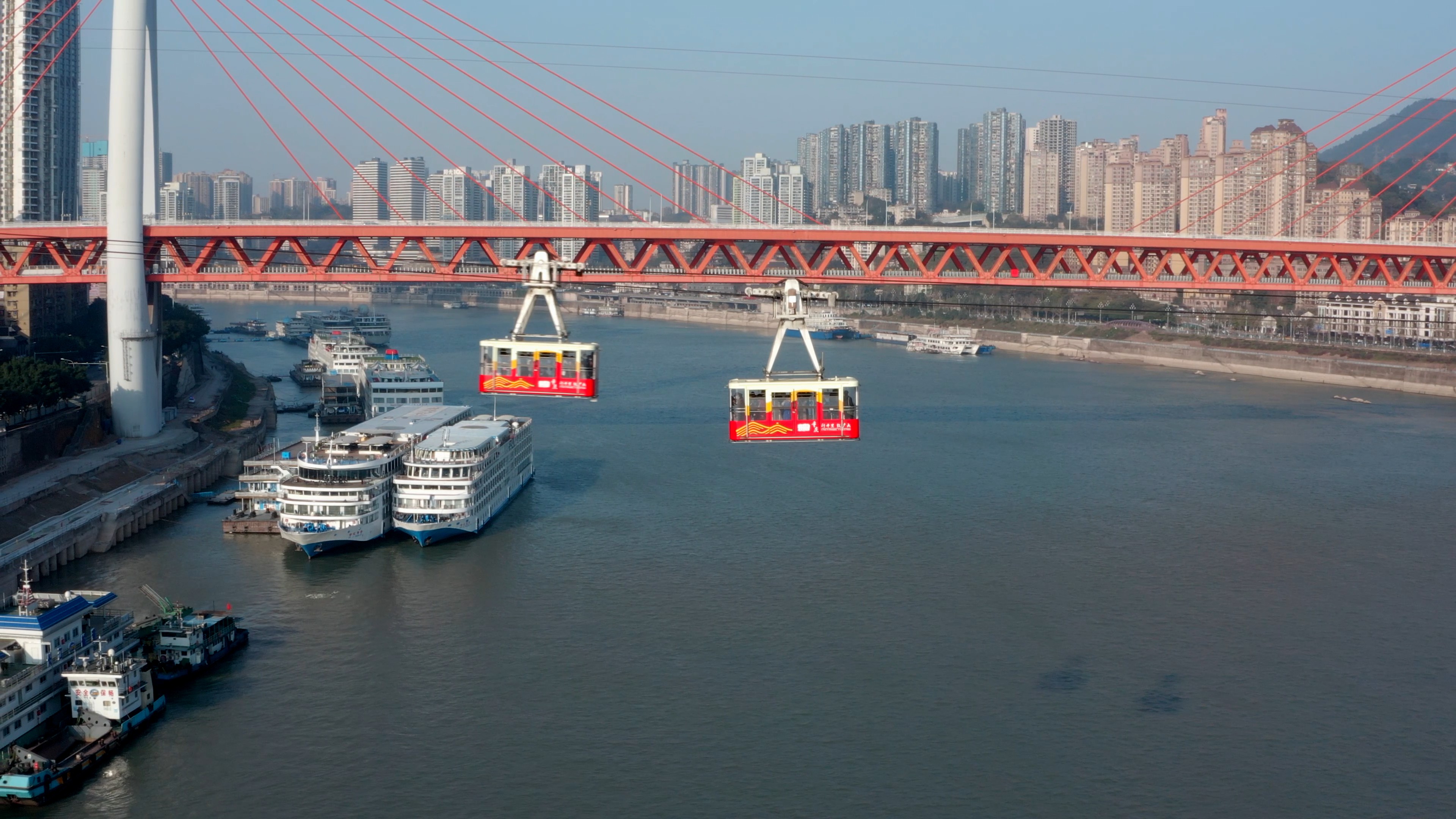 4k航拍重庆特色长江索道江上行驶视频的预览图