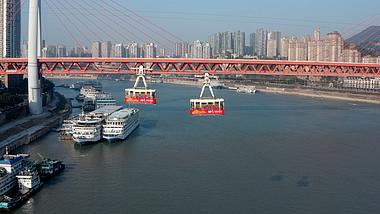 4k航拍重庆特色长江索道江上行驶视频的预览图