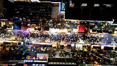 4K俯拍美食街夜景拥挤的人流量视频的预览图