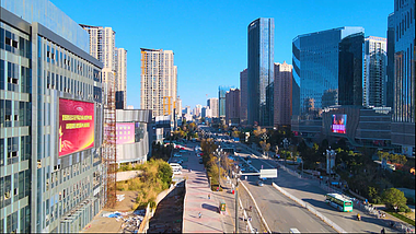 蓝天下的昆明人民西路城市建筑交通天际线视频的预览图