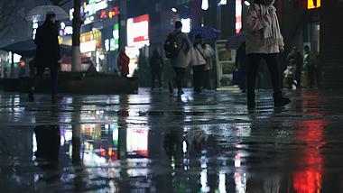 4k升格夜晚雨中低视角实拍视频的预览图