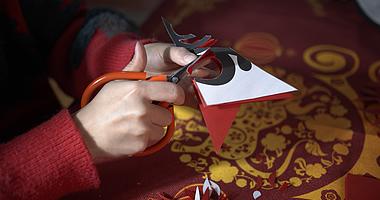 4K实拍中国传统文化新年剪纸视频素材视频的预览图