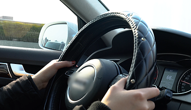 4K女司机驾驶汽车方向盘安全驾驶开车视频的预览图