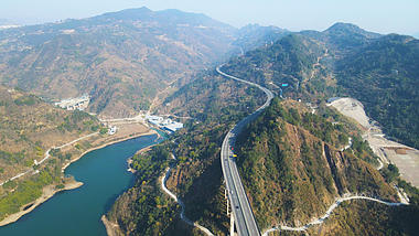 4K航拍中国西部山区高速公路汽车行驶视频的预览图