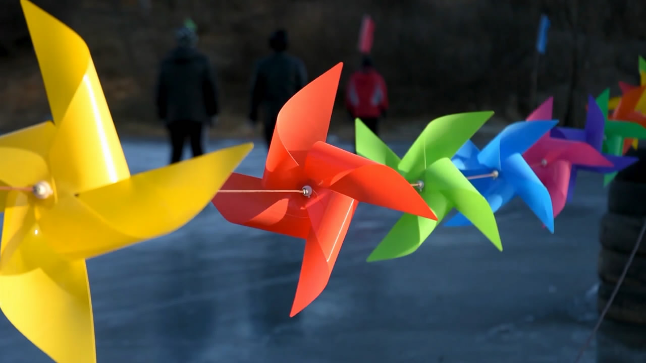 1080P滑冰场旋转的彩色风车视频的预览图