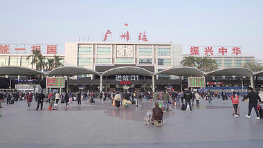 4k春运繁忙人潮涌动的广州火车站视频的预览图