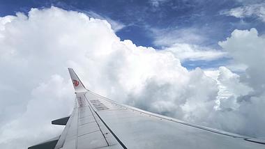 4K实拍飞机机翼在云中穿梭视频素材视频的预览图