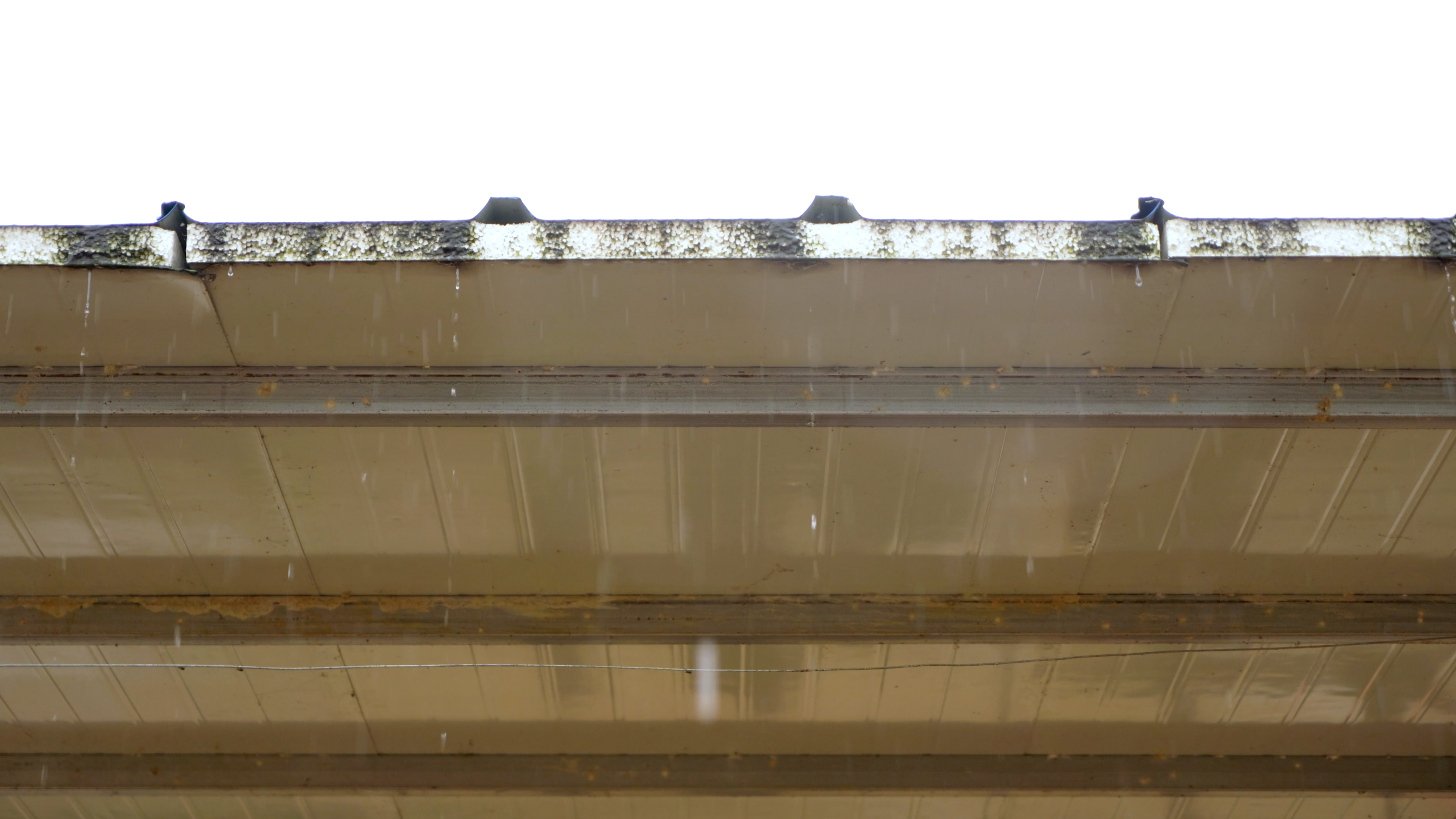 4k下雨天降落的雨水从屋檐上低落意境空镜视频视频的预览图