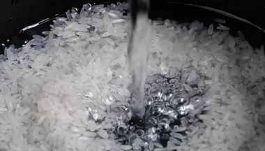 1080升格淘米洗米清洗大米做饭视频的预览图