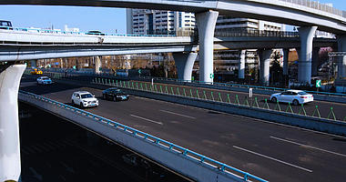4K城市建筑公路高架桥航拍视频的预览图