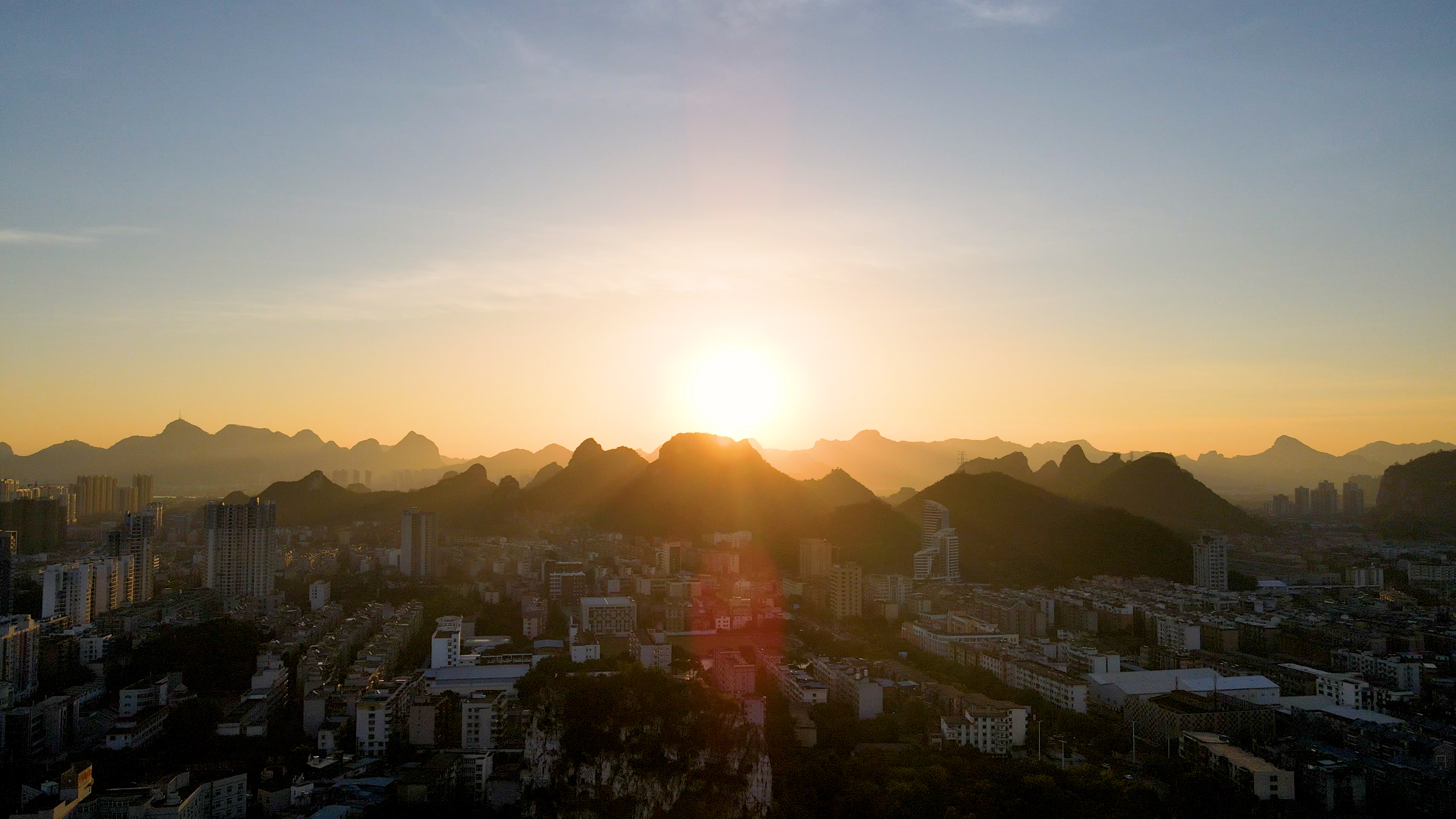 4K航拍大山城市日出清晨第一缕阳光视频的预览图