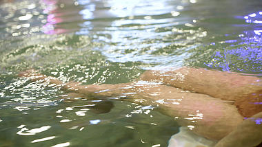 4k泡温泉的美女撩水腿部特写视频的预览图