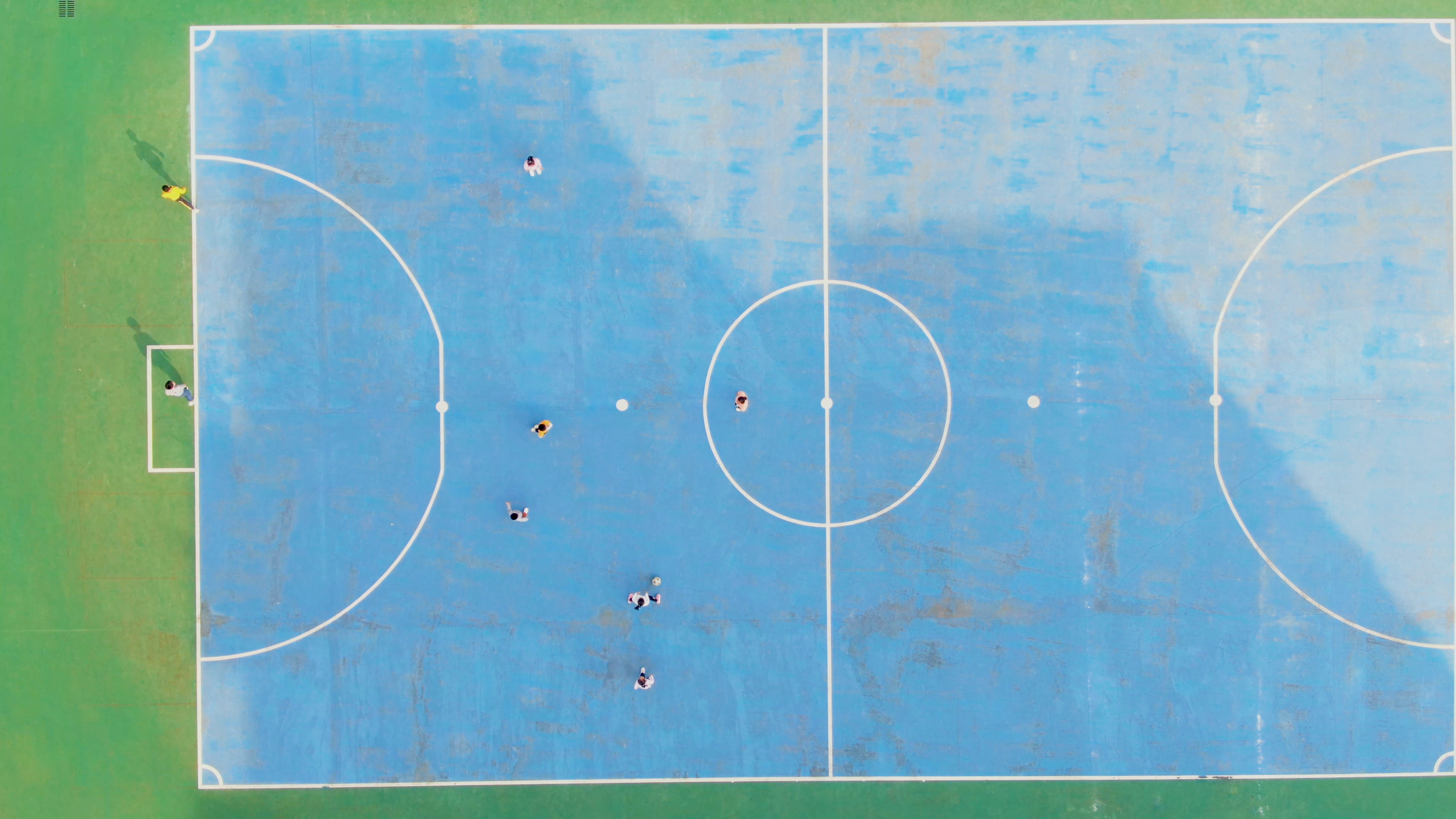 4K俯拍小学学校学生练习踢足球体育课视频视频的预览图