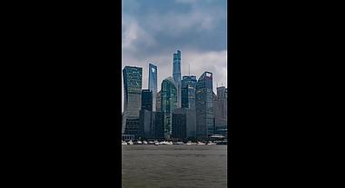 8k上海陆家嘴金融中心外滩船流延时摄影视频的预览图