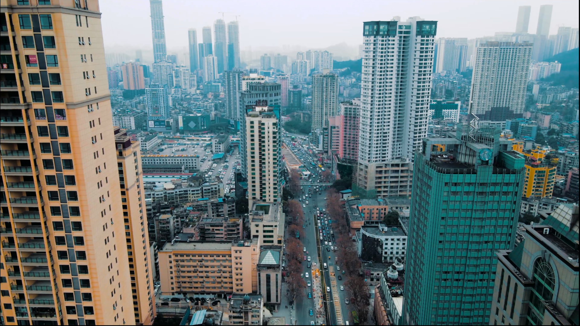 4k航拍贵阳枣山路城市交通车流建筑群4k视频的预览图