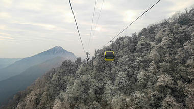 4K索道缆车实拍大山雪景美景视频的预览图