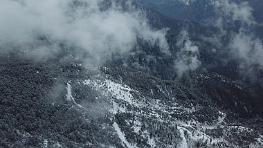 4k川西高原森林雪景树林山峰航拍穿云视频的预览图