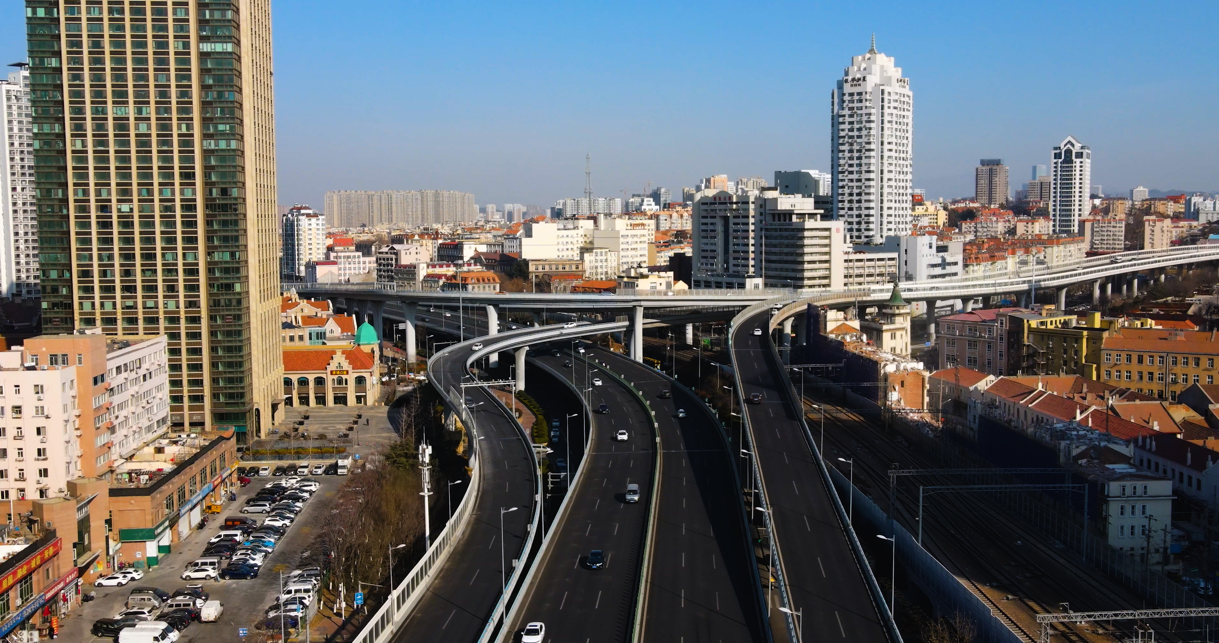4K航拍城市交通高架桥视频的预览图