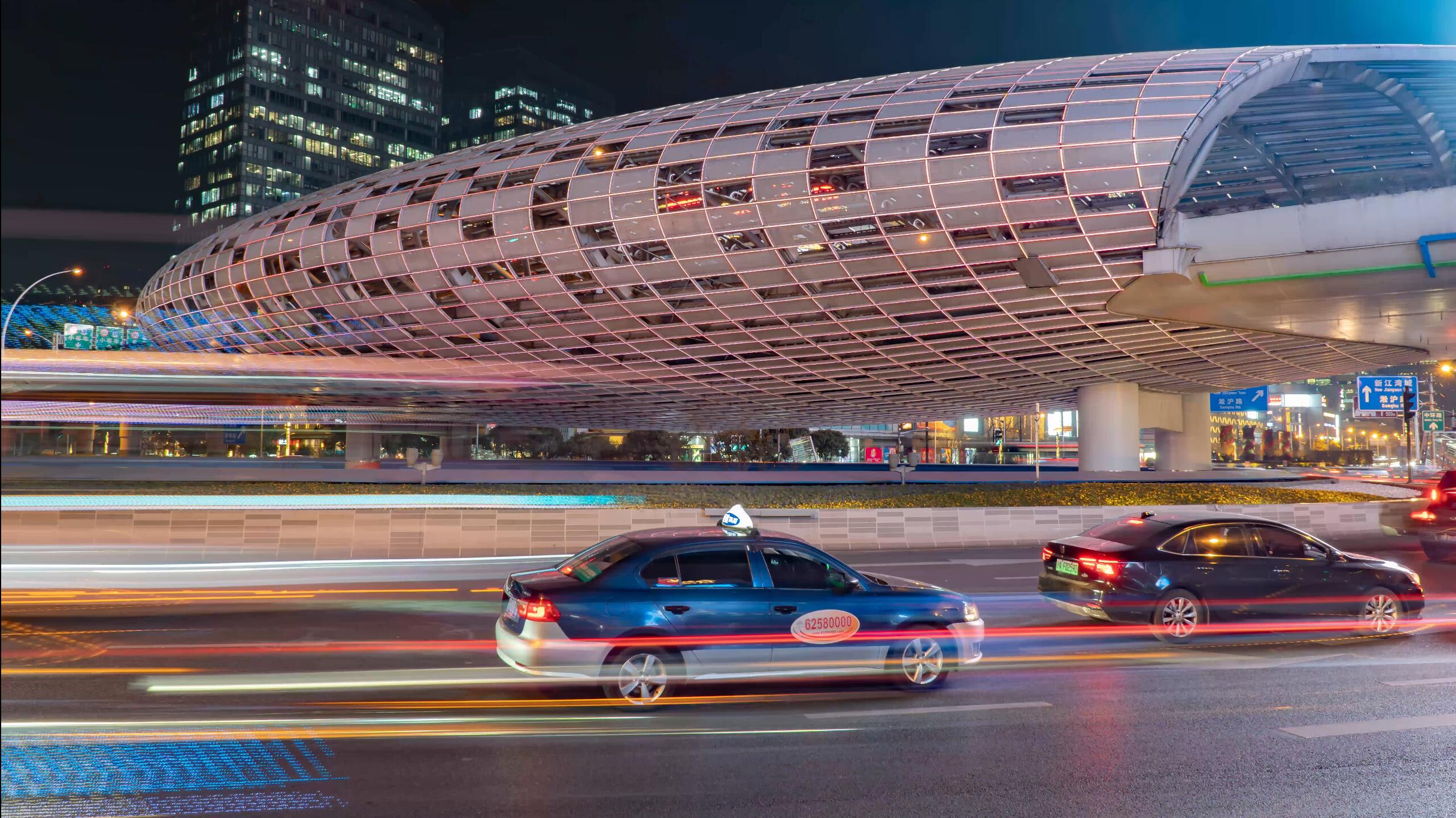 8k上海五角场地标交通车流夜景延时摄影视频的预览图