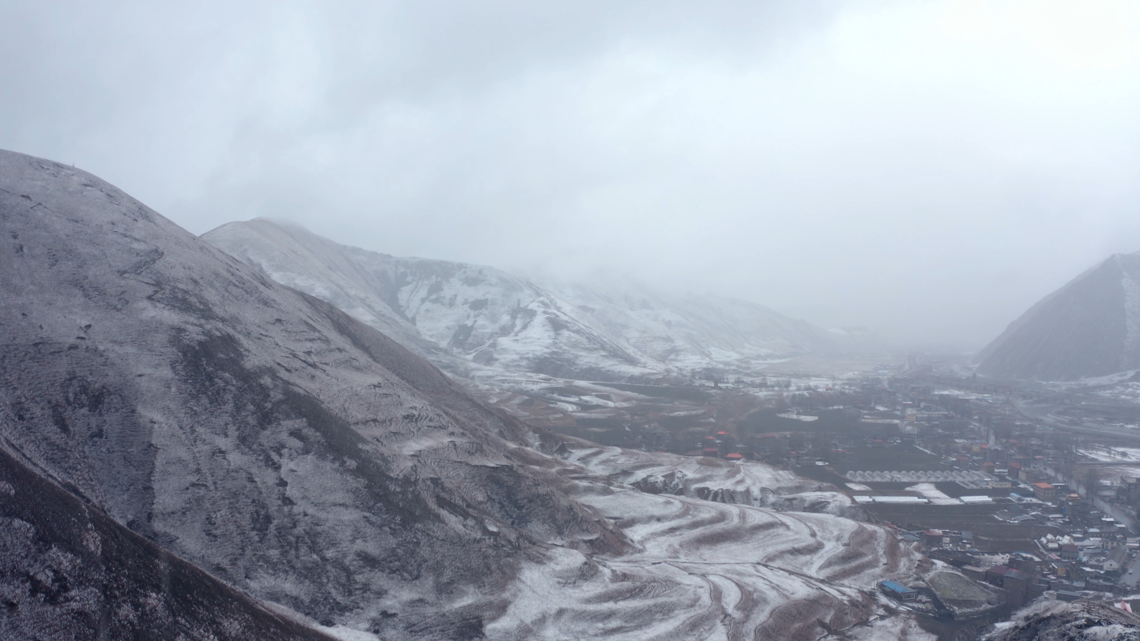 4k航拍下雪中的村庄山峰雪景视频的预览图