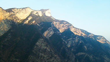 4K航拍三峡之巅宏伟大山悬崖峭壁视频的预览图