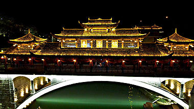 4k航拍芙蓉镇土王桥夜景视频的预览图