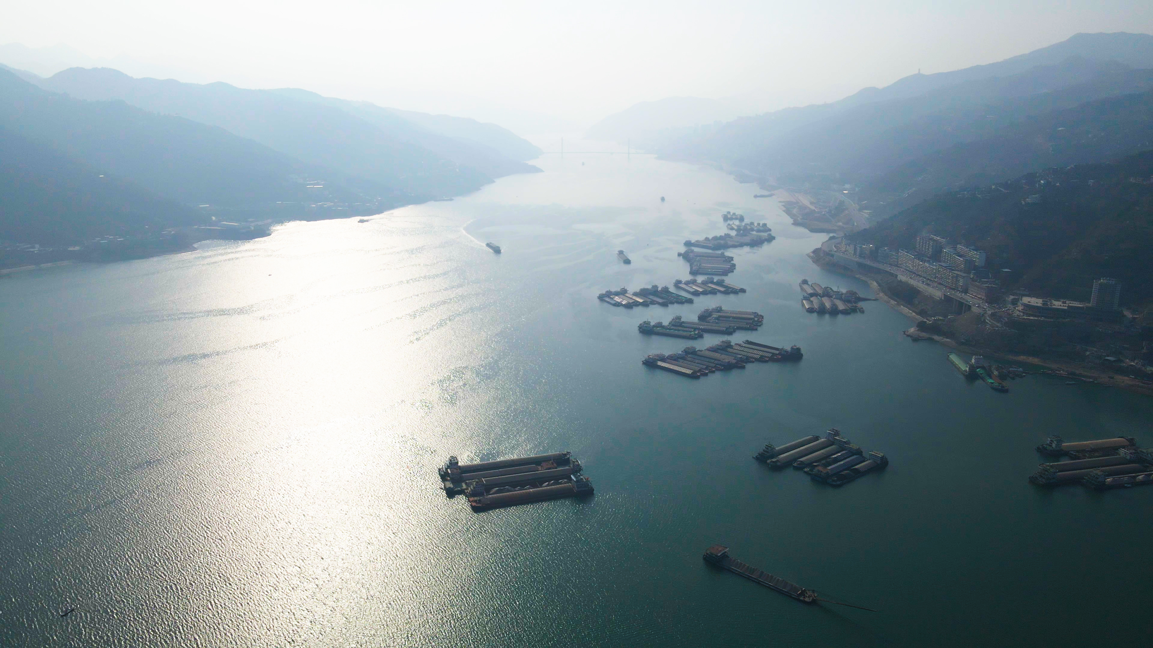 4K航拍阳光洒在轮船码头长江江面视频的预览图